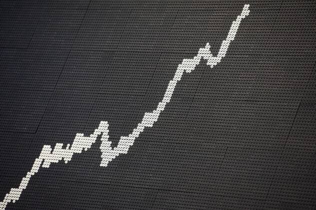Dax rises above 17,000 points for the first time, archive images