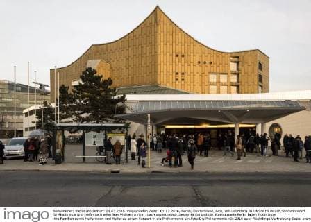 Berlin Philharmonic Orchestra plays special concert for refugees and aid workers