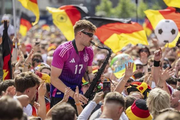 EURO 2024, saxophonist Andre Schnura sets the mood in fan zones