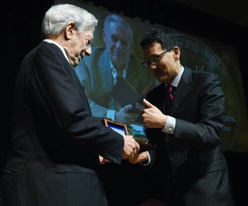 Mario Vargas Llosa receives Living Legend Award in Washington