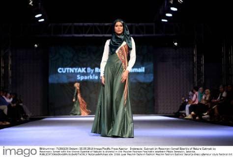 Muslim Fashion Show Cutnyal by Rosemary Ismail in Jakarta