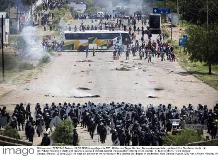Mexico: Protesters fight street battle with police in Hitzo