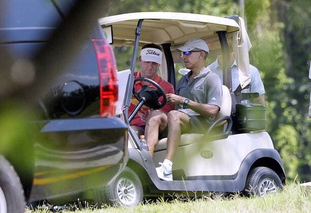 Obama plays golf in Virginia