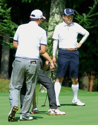 Shinzo Abe playing golf