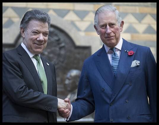 Juan Manuel Santos and Prince Charles in front of the Natural History Museum