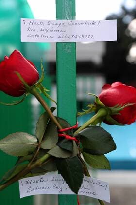 Mourning for Fidel Castro in front of Cuban embassy in Mexico City