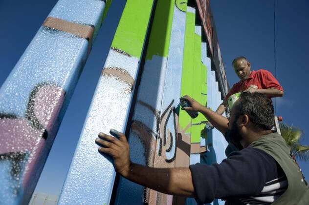 Activists paint border fence between Mexico and the USA