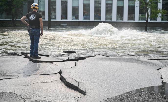 Canada, pipe burst causes flooding in Montreal