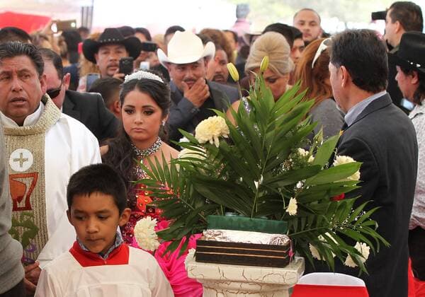 Mexico: 15th birthday of Rubi Ibarra Garcia becomes a mass event
