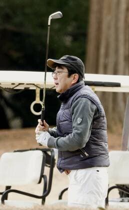 Shinzo Abe plays golf in Chigasaki
