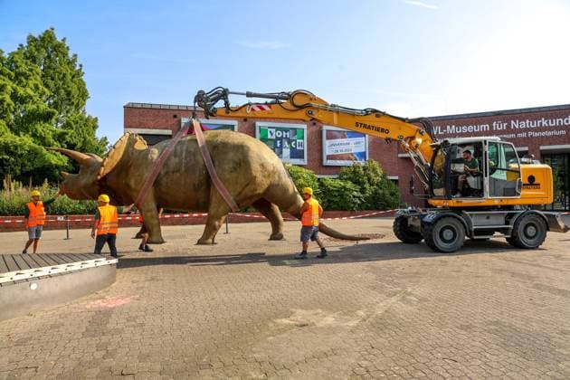 NRW, dinosaur models in front of the LWL Museum of Natural History in Münster are moved