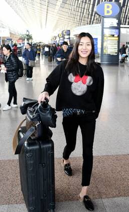 Model Liu Wen at Shanghai Airport
