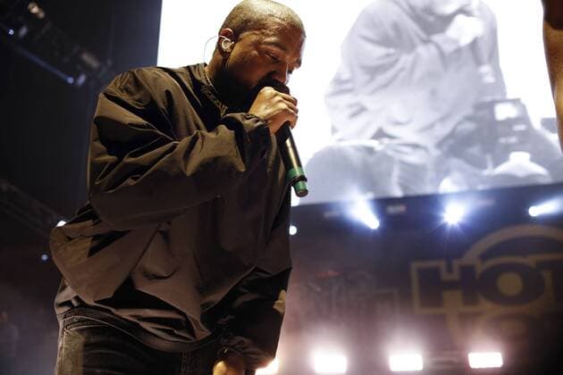 Kanye West gives a secret concert in a prison in Texas