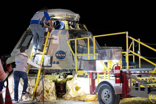 USA, Unmanned Boeing space capsule Starliner lands in the desert of New Mexico