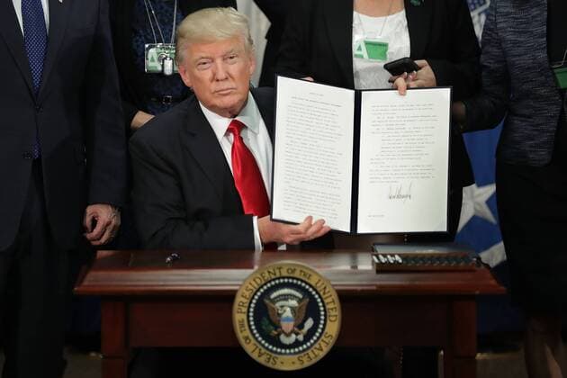 US President Trump issues decree for construction of wall on border with Mexico