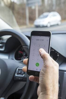 Symbol images: Mobile phone in traffic - model release