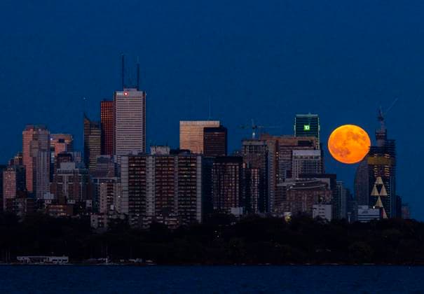 Canada, Full moon over Toronto