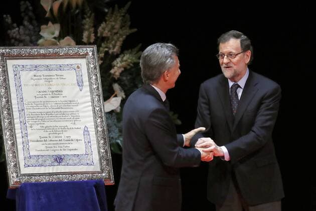 Mariano Rajoy Presents Mauricio Macri Nueva Economia Forum Award