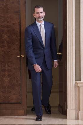 King Felipe welcomes basketball player from Real Madrid