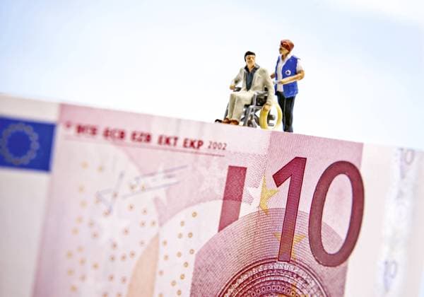 Experts call for the reintroduction of the practice fee, symbolic images