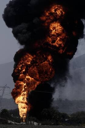 Mexico: Burning oil pipeline