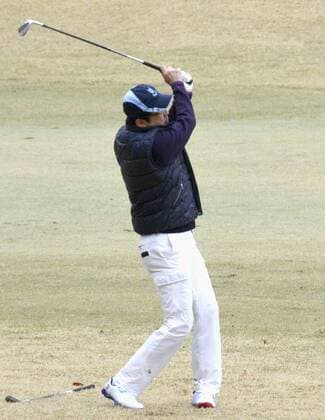Shinzo Abe plays golf