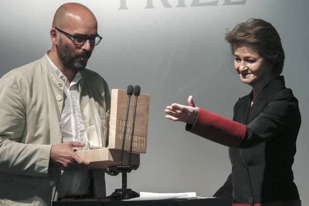 Charlotte Rampling presents the Loewe Foundation Craft Award to Ernst Gamperl