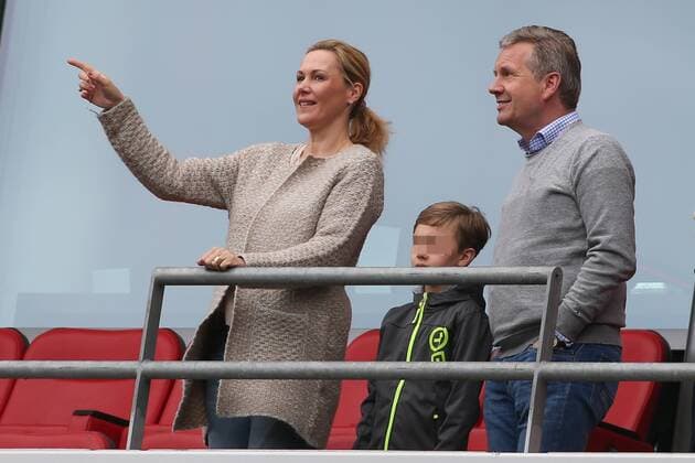 Christian Wulff visits a football match in Hannover with his family