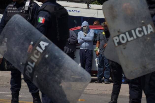 Excesses during march to teacher's day in Mexico