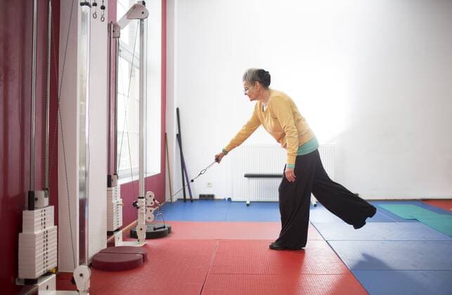 Swimming, walking or cycling as well as weight training exercises help against high blood pressure.