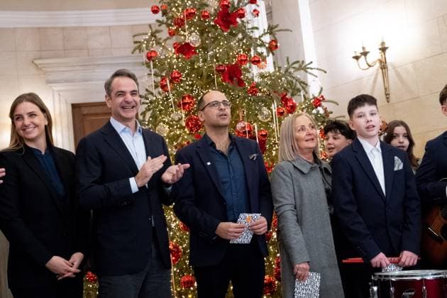 Athens, Kyriakos Mitsotakis and family visit music school at Christmas