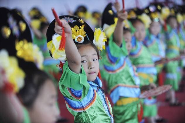 China: Primary school pupils in music lessons