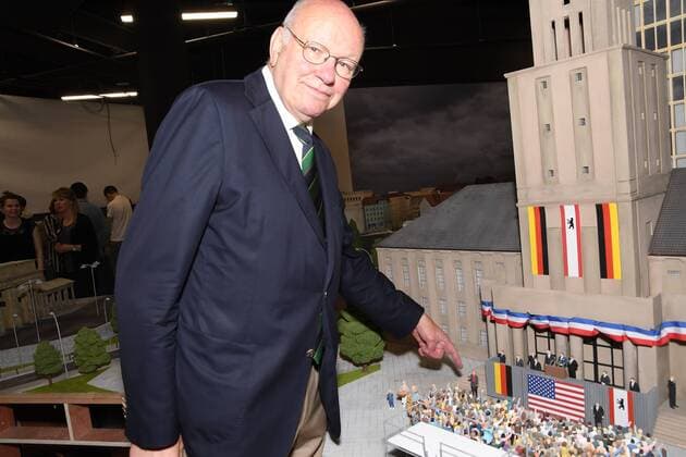 Contemporary witnesses of Berlin's history visit Little Big City exhibition
