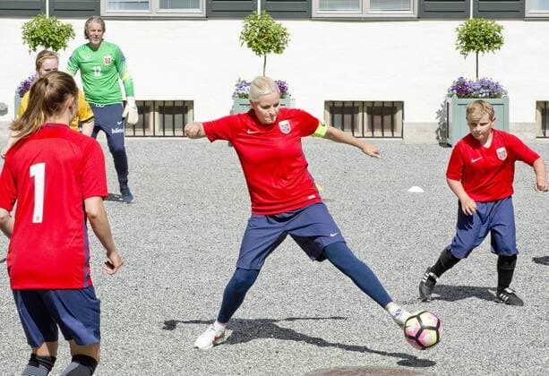 Norwegian princely couple and their children play football for a good cause