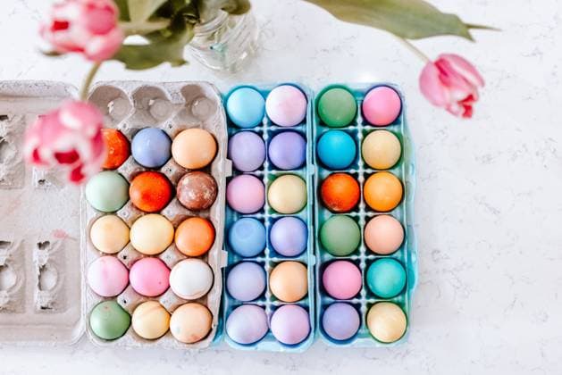 IMAGO Creative, Easter, Customs, Colouring and painting eggs