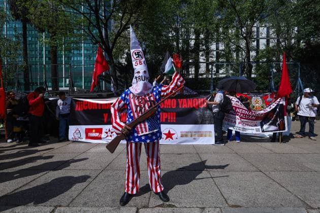 Mexico, protests in front of the US embassy on the day of Donald Trumps inauguration