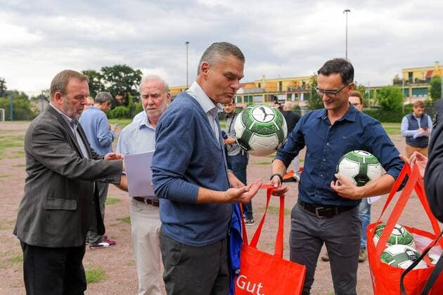 Saxony-Anhalt: Minister of the Interior Stahlknecht hands over award notice to Turbine Halle