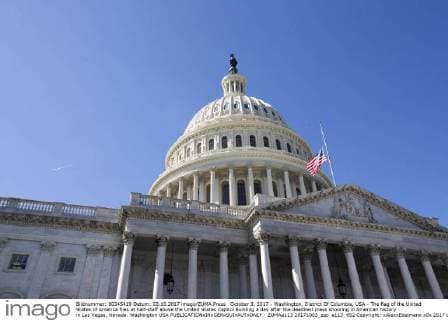 Attack on concert visitors in Las Vegas - flags on US Capitol at half-mast