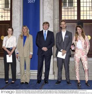 Willem-Alexander honours young artists with the Vrije Schilderkunst Award