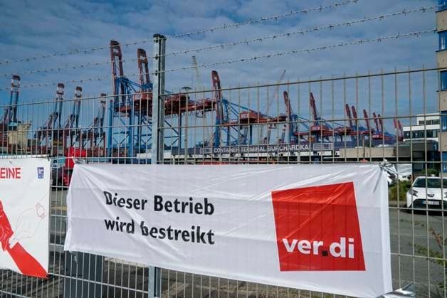 Verdi calls for warning strikes at six seaports, archive images