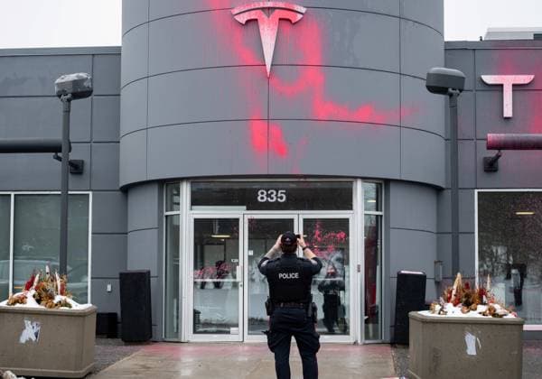 Canada, colour attack on Tesla showroom in Ottawa