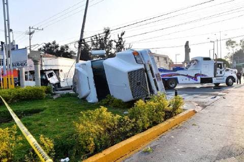 Mexico: Truck accident in Maravillas