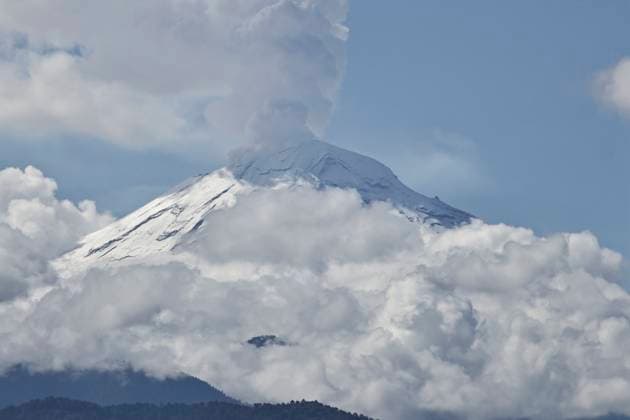 Mexico, Snow-covered volcano in Chalco