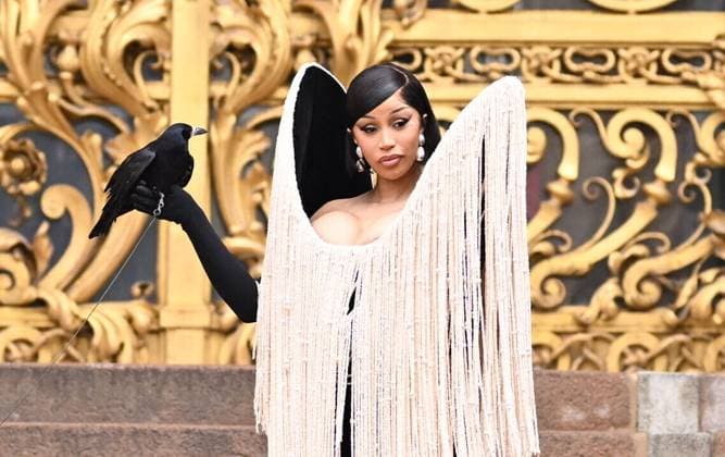 Paris Fashion Week, Cardi B on the road in Paris