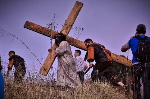 Mexico: Procession of the Way of the Cross in Tlalnepantla
