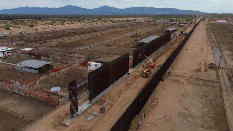 Mexico, construction work on border fence between the USA and Mexico in Ciudad Juarez
