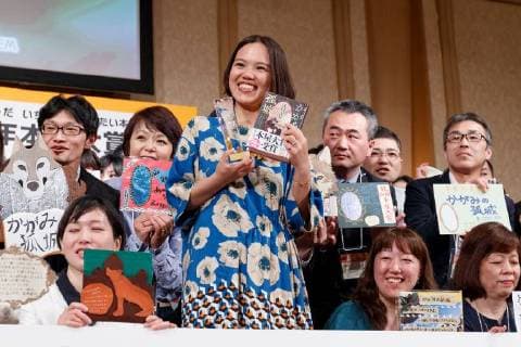 Mizuki Tsujimura receives Booksellers Award 2018