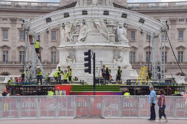 London, set-up work for the reception of the European football champions