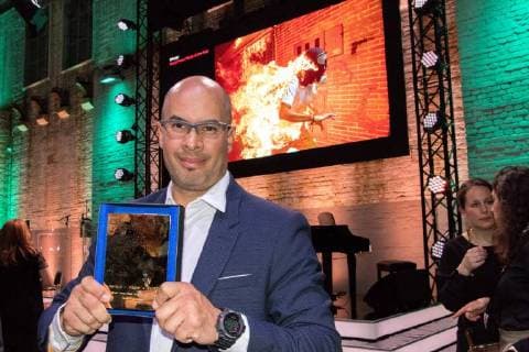 Photographer Ronaldo Schemidt receives World Press Photo Award