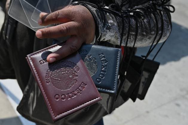Mexico, Mexican workers at the San Ysidro border crossing in Tijuana